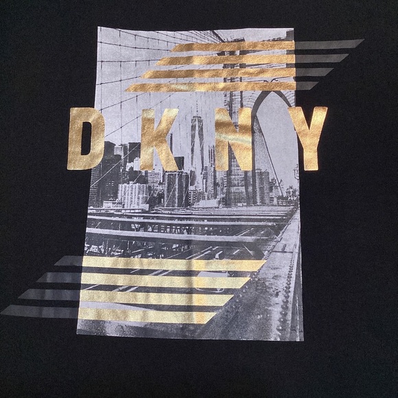 DKNY Men’s Black Tshirt with BROOKLYN BRIDGE PICTURE print - Picture 3 of 4